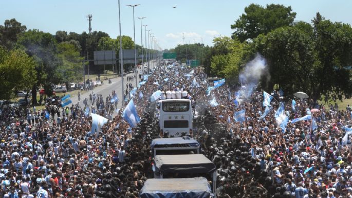 SEGUÍ EN VIVO - ¡Millones de personas acompañan la caravana de los campeones del mundo!