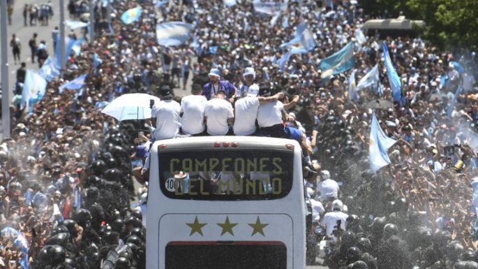 SEGUÍ EN VIVO - ¡Millones de personas acompañan la caravana de los campeones del mundo!