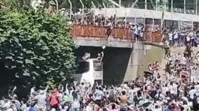 Al pasar el colectivo con la Selección dos hinchas se tiraron de un puente