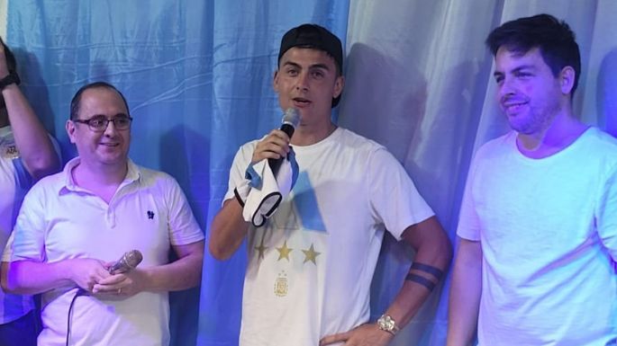 Gran recibimiento a Paulo Dybala en Laguna Larga