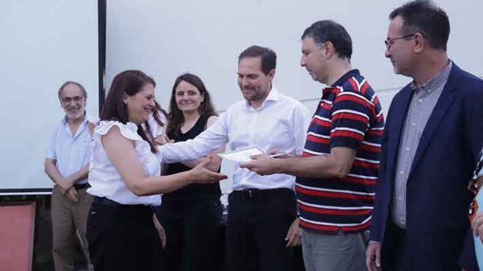 Libro y reconocimiento a trabajadores