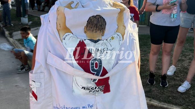 Viajó desde Toledo para que Julián le firme el guardapolvo del colegio