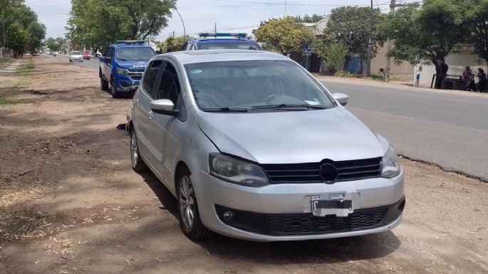 Detuvieron a 4 hombres y una mujer por el robo de un auto a mano armada