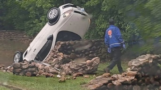 Un conductor falleció al volcar con su auto en medio de la lluvia