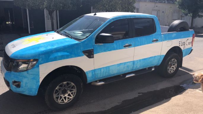 Un hincha local pintó su camioneta celeste y blanca por la "Scaloneta"