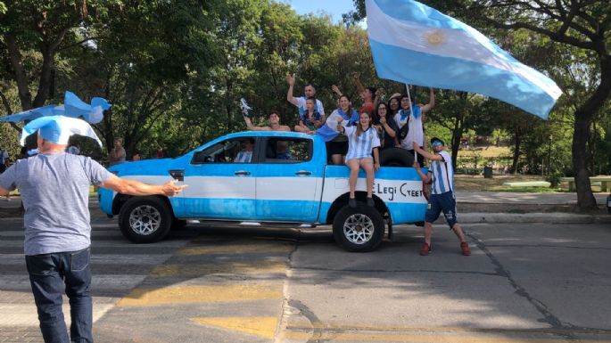 Un hincha local pintó su camioneta celeste y blanca por la "Scaloneta"