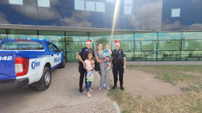Personal policial entregó regalos a niños en el Pasteur y en diferentes barrios