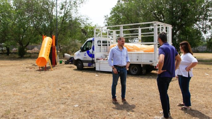 Avanza la instalación de juegos en distintas plazas de la ciudad