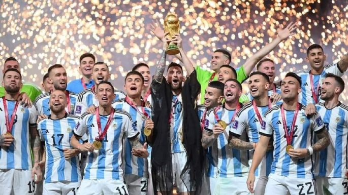 Los argentinos brindaron a la medianoche viendo a Messi levantar la Copa del Mundo