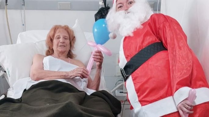 Una "Mamá Noel" recorrió 6 centros sanitarios obsequiando meriendas y regalos