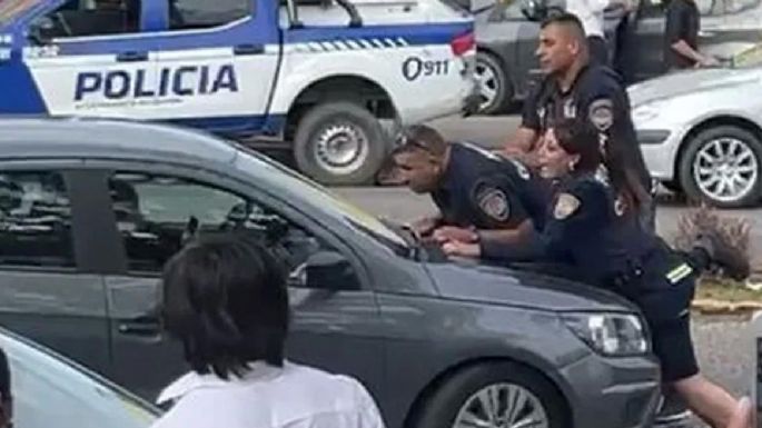 Inhabilitan la licencia del joven que embistió a policías en un puesto de control