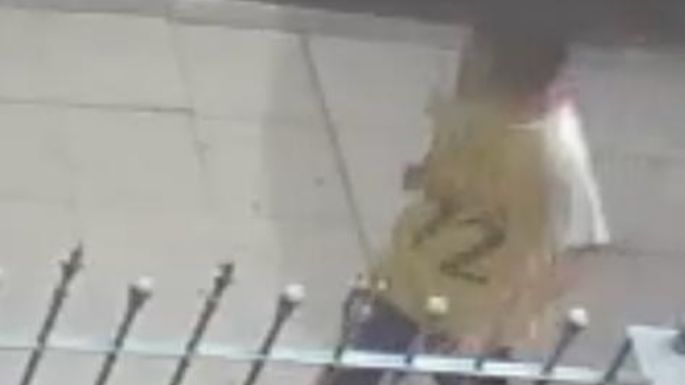 [VIDEO] Un sujeto patea los autos estacionados en pleno centro