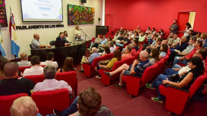 Más de un centenar de vecinos y vecinas participan de la consulta pública