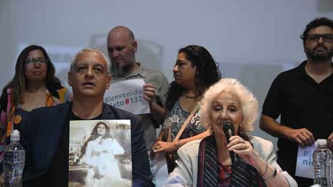 Anuncian la restitución de identidad del nieto 132