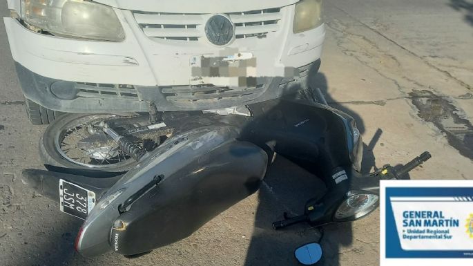 Una motociclista terminó con lesiones graves tras impactar contra un auto