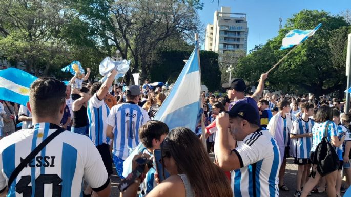 Una multitud festeja el pase a cuartos de Argentina en plaza Centenario