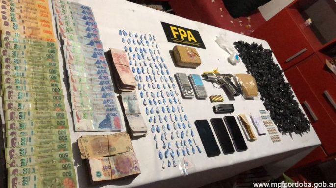 Más de 1.600 dosis de drogas incautadas y cuatro detenidos