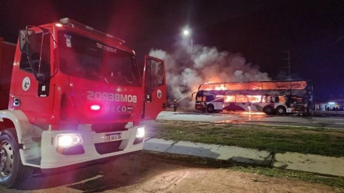 Otro joven motociclista herido y un colectivo envuelto en llamas