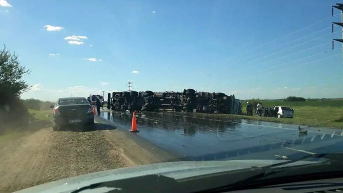 Un camión de YPF chocó a un auto y despistó