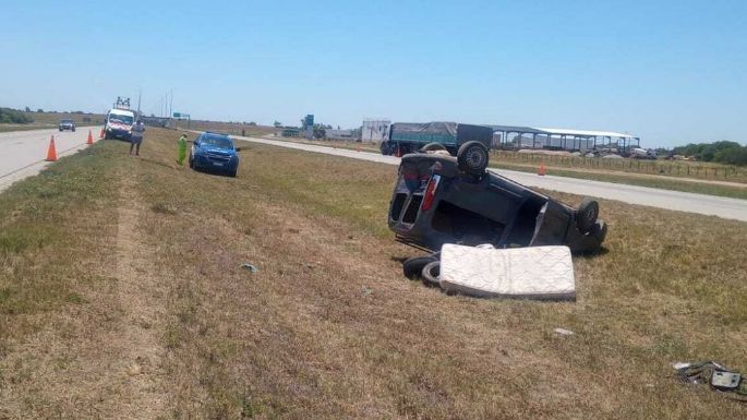 Un vehículo volcó tras protagonizar un choque