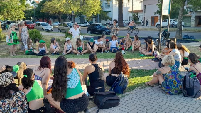 Realizan un “pañuelazo” en el Parque de la Vida