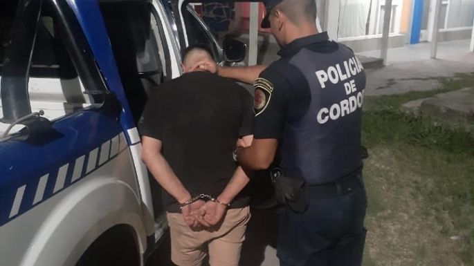 Discutió con su pareja, la agredió físicamente y quedó detenido