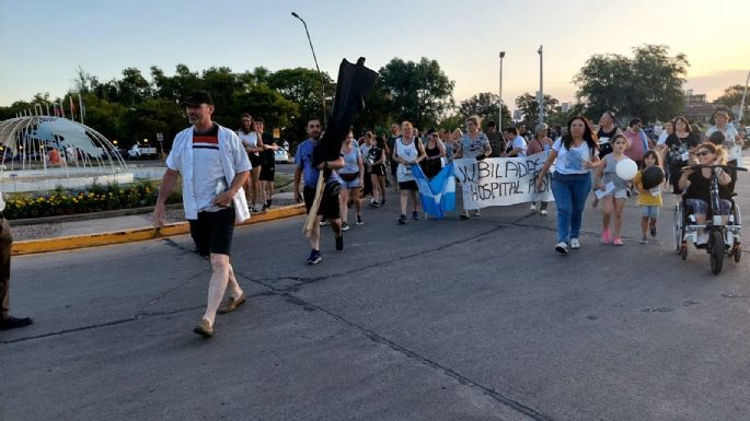 Comenzó la marcha con antorchas de trabajadores de la salud
