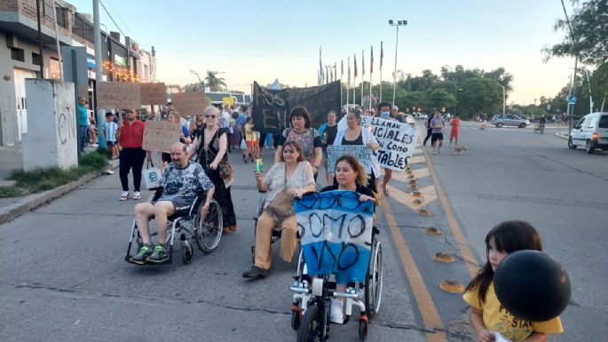 Comenzó la marcha con antorchas de trabajadores de la salud