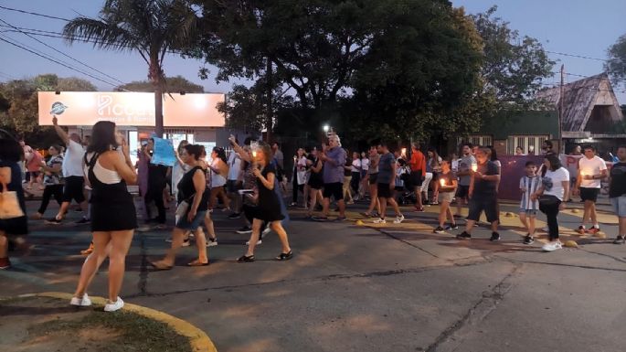 Comenzó la marcha con antorchas de trabajadores de la salud