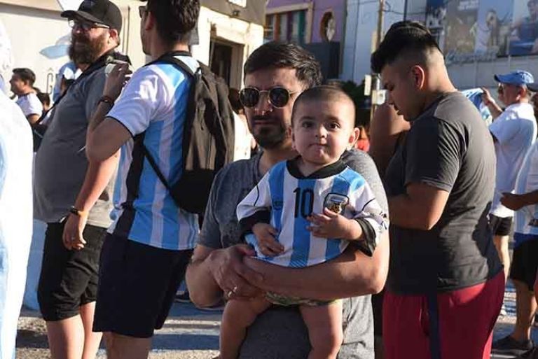 Con camiseta, gorros, banderas y vinchas, los villamarienses y villanovenses llenaron la plaza céntrica. Abundaron las fotografías, los bocinazos y la alegría. Esperamos la misma postal el próximo viernes 