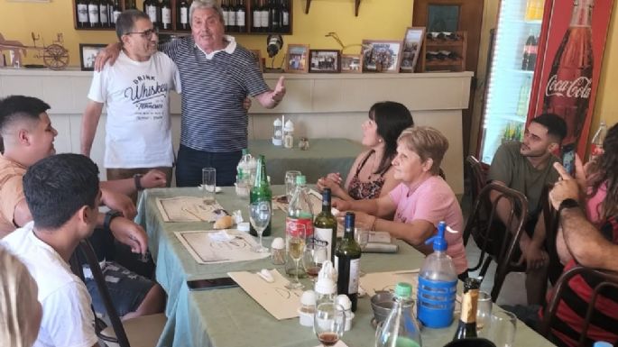 [Video] Víctor Hugo Godoy, de Los 4 de Córdoba, hizo una "previa" de la peña en una parrilla