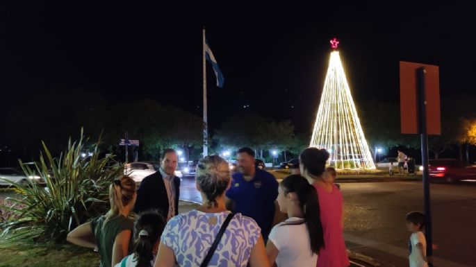 Encendieron el Árbol de Navidad en la costanera local