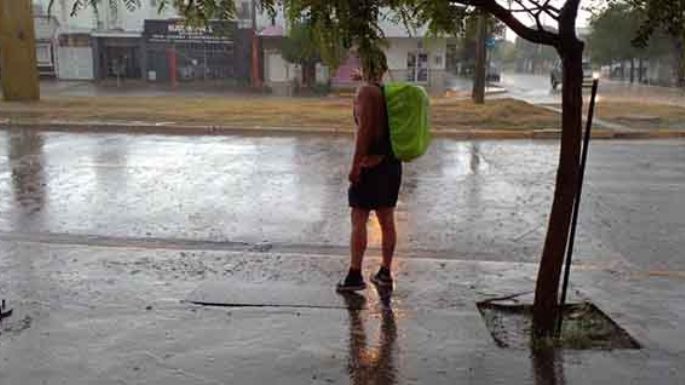 Todos los días esperan los colectivos a la intemperie, ya que no hay ningún refugio