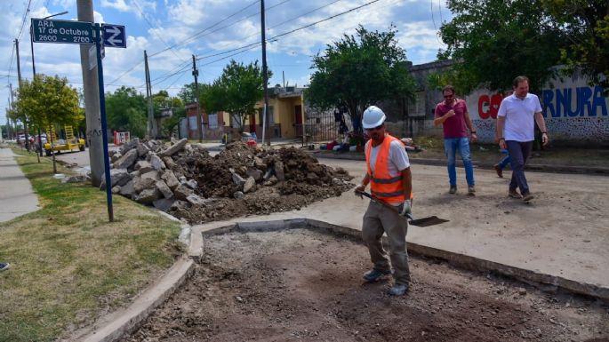 Avanza el bacheo en calle Paraguay del barrio Evita