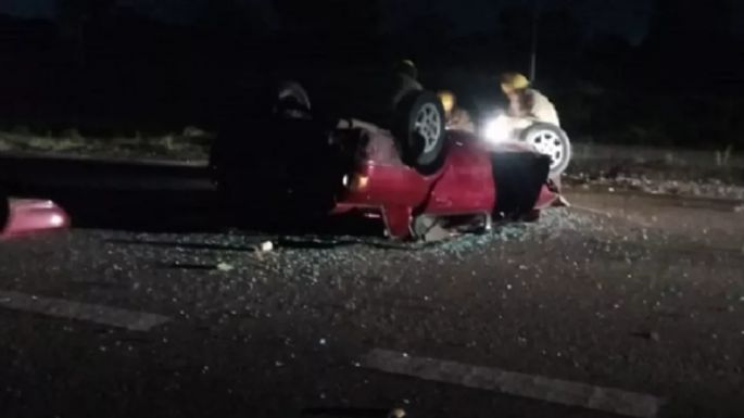 Un conductor internado tras volcar con su vehículo
