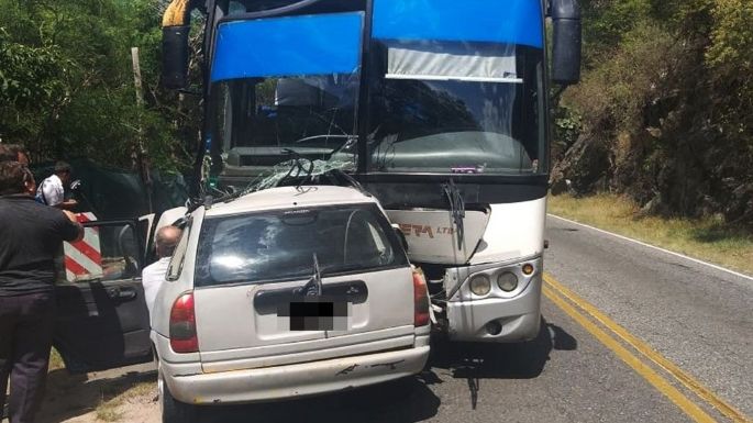 Cuatro muertos al impactar un auto contra un colectivo