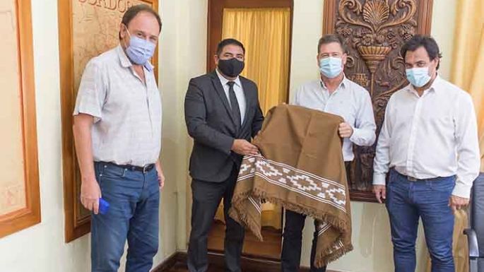 El comisario regaló un poncho