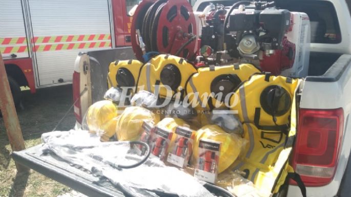Entregaron elementos para combatir el fuego a Bomberos de Villa Nueva