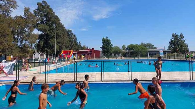 Casi 400 chicos concurrieron a la escuela de verano, que hizo foco en la natación