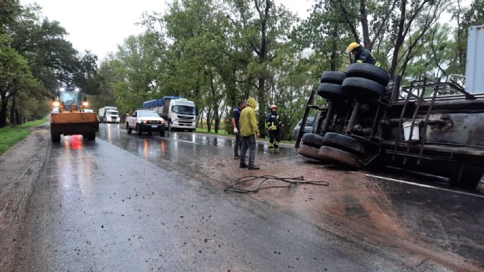 Volcó un camión sobre la ruta 158