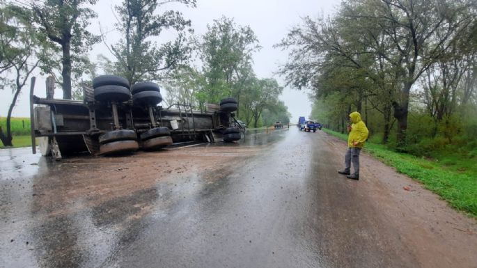 Volcó un camión sobre la ruta 158