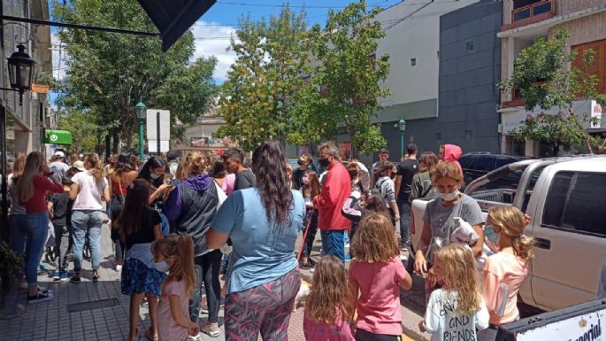 Fans de Tini esperan fuera del hotel