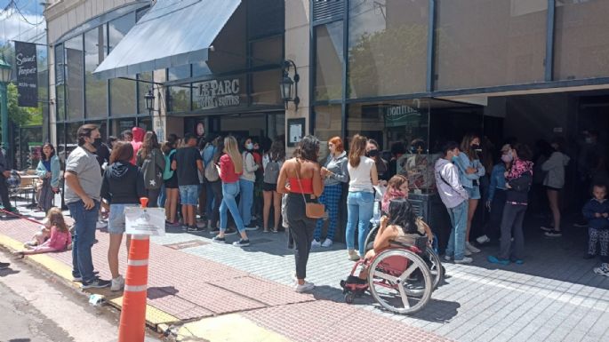 Fans de Tini esperan fuera del hotel