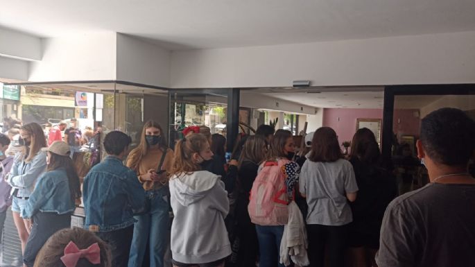 Fans de Tini esperan fuera del hotel