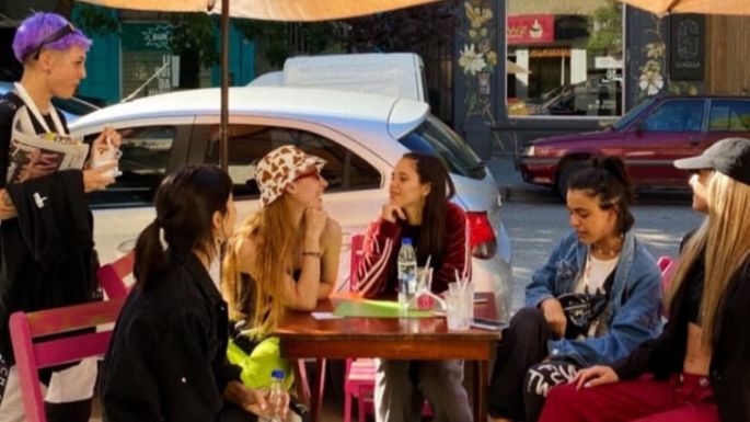 Con El Diario debajo del brazo, el team de Tini salió a recorrer la ciudad