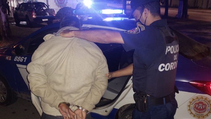 Lo llevaron detenido por exhibir sus partes íntimas en el recorrido peñero