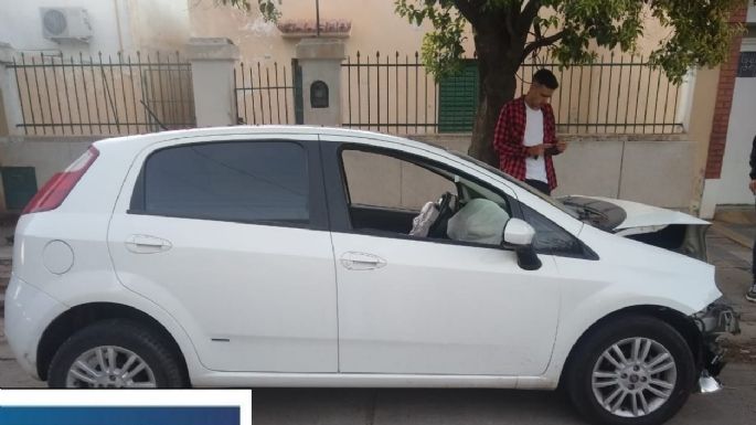 Conductor ebrio dañó a cuatro autos estacionados en un choque