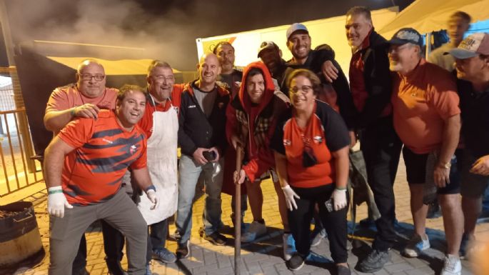 Duki pasó por el puesto del club San Martín y agarró la pala