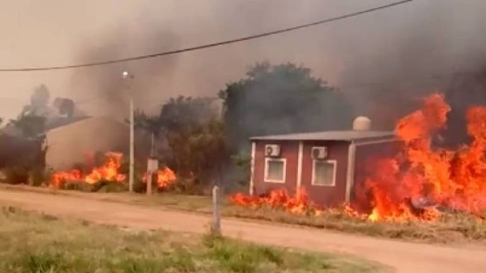 Hay más de 500 mil hectáreas afectadas y evacuan un hotel y viviendas