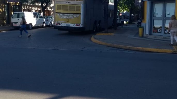 Un colectivo estacionó en pleno centro obstruyendo la rampa para personas con discapacidad